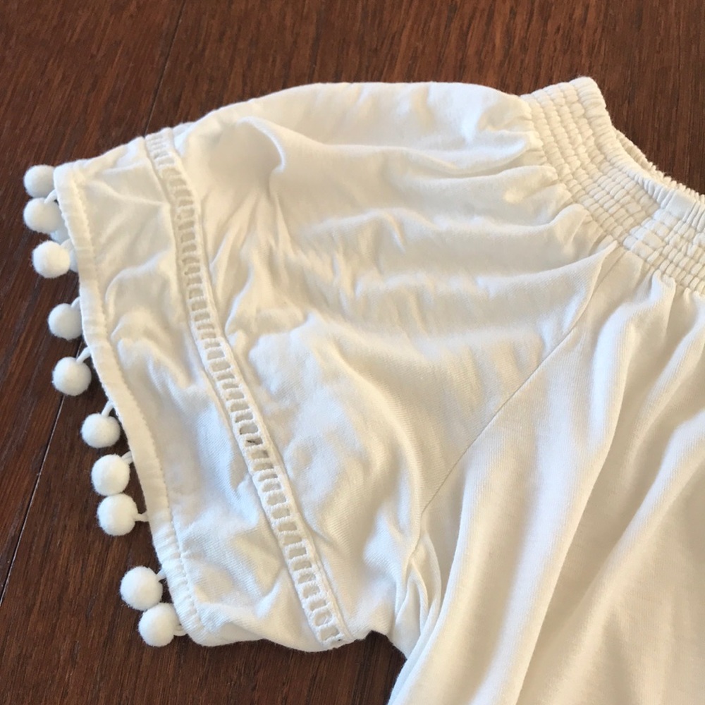 Never worn, off the shoulder tee with fun detail - Picture 4 of 4